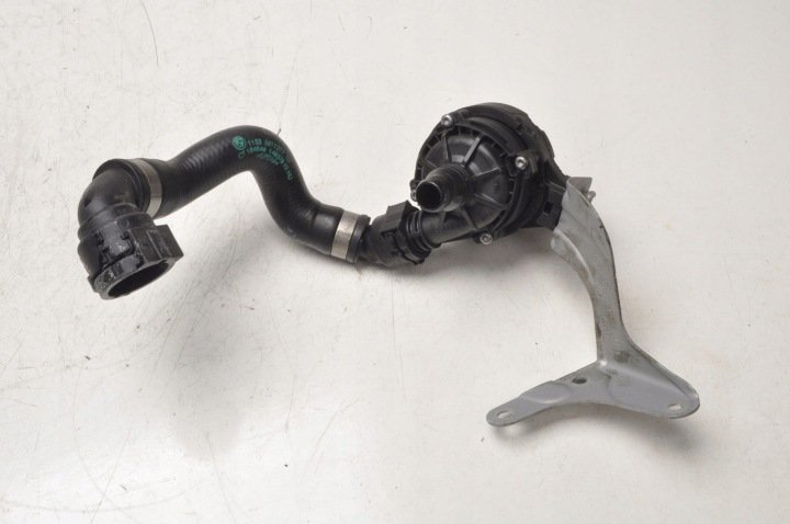 BMW 2 F22 F87 3.0 POMPA WODY 8671654