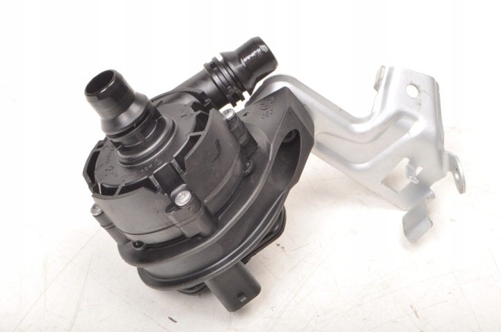 BMW F39 F40 F46 1.5 POMPA WODY 8486848