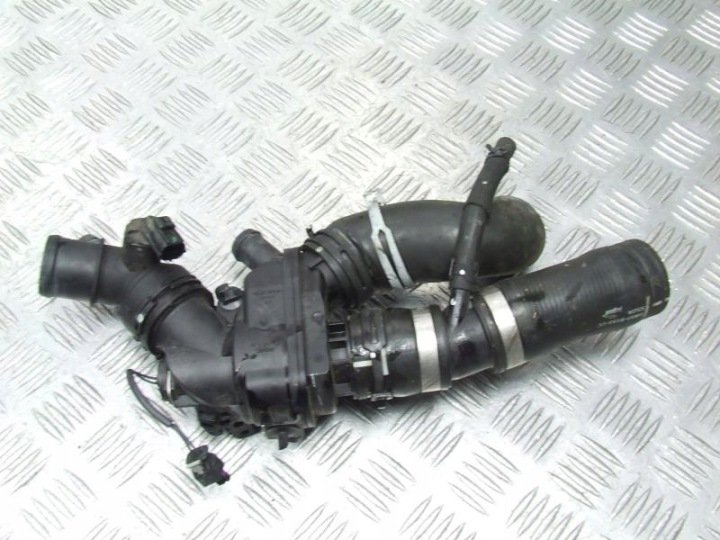 JAGUAR-XE-3-0-V6-OBUDOWA-TERMOSTATU-FX23-8A587-AD JAGUAR XE 3.0 V6 OBUDOWA TERMOSTATU FX23-8A587-AD