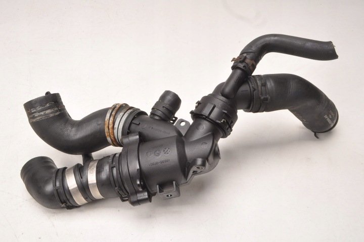 JAGUAR-XJ-X351-5-0-OBUDOWA-TERMOSTATU-8W93-8A587-A JAGUAR XJ X351 5.0 OBUDOWA TERMOSTATU 8W93-8A587-A
